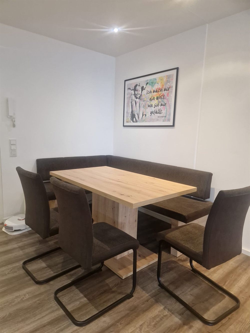 Essbereich der Wohnung mit großem Tisch für sechs Personen
