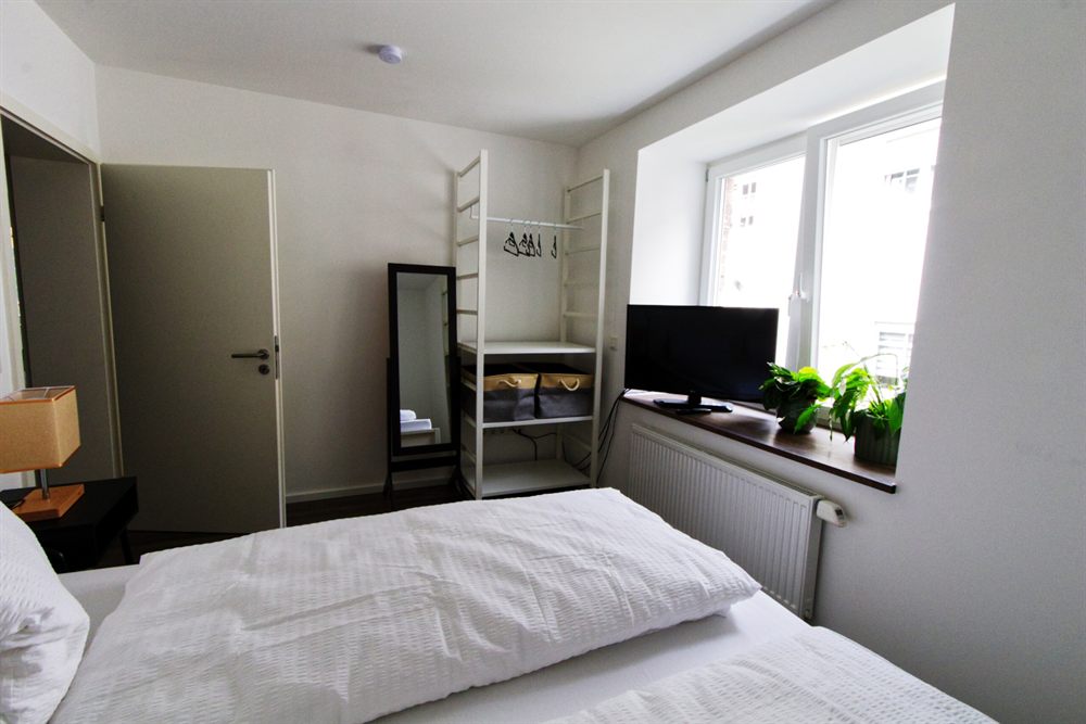 Zweites Schlafzimmer mit Doppelbett und Fernseher