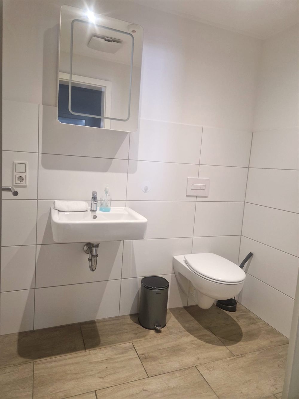 Separates Gäste-WC mit Waschbecken
