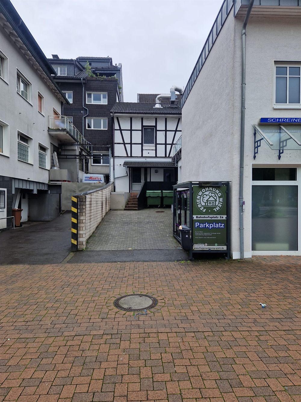 Einfahrt zum Parkplatz der Ferienwohnung am Bahnhofsplatz 2a in Bielstein