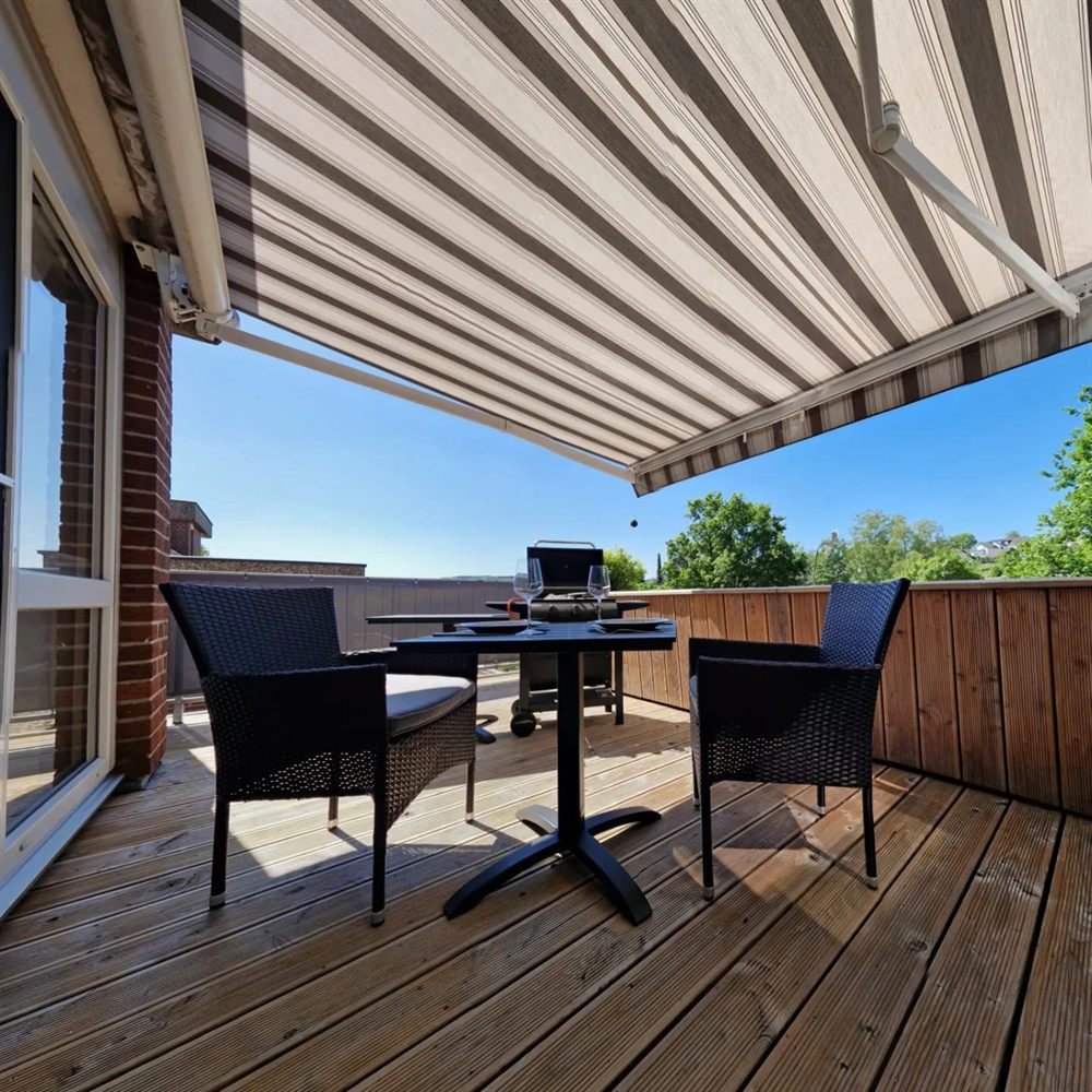 Sonnige Terrasse der Ferienwohnung Sonnenterrasse mit Markise und Blick über Wiehl