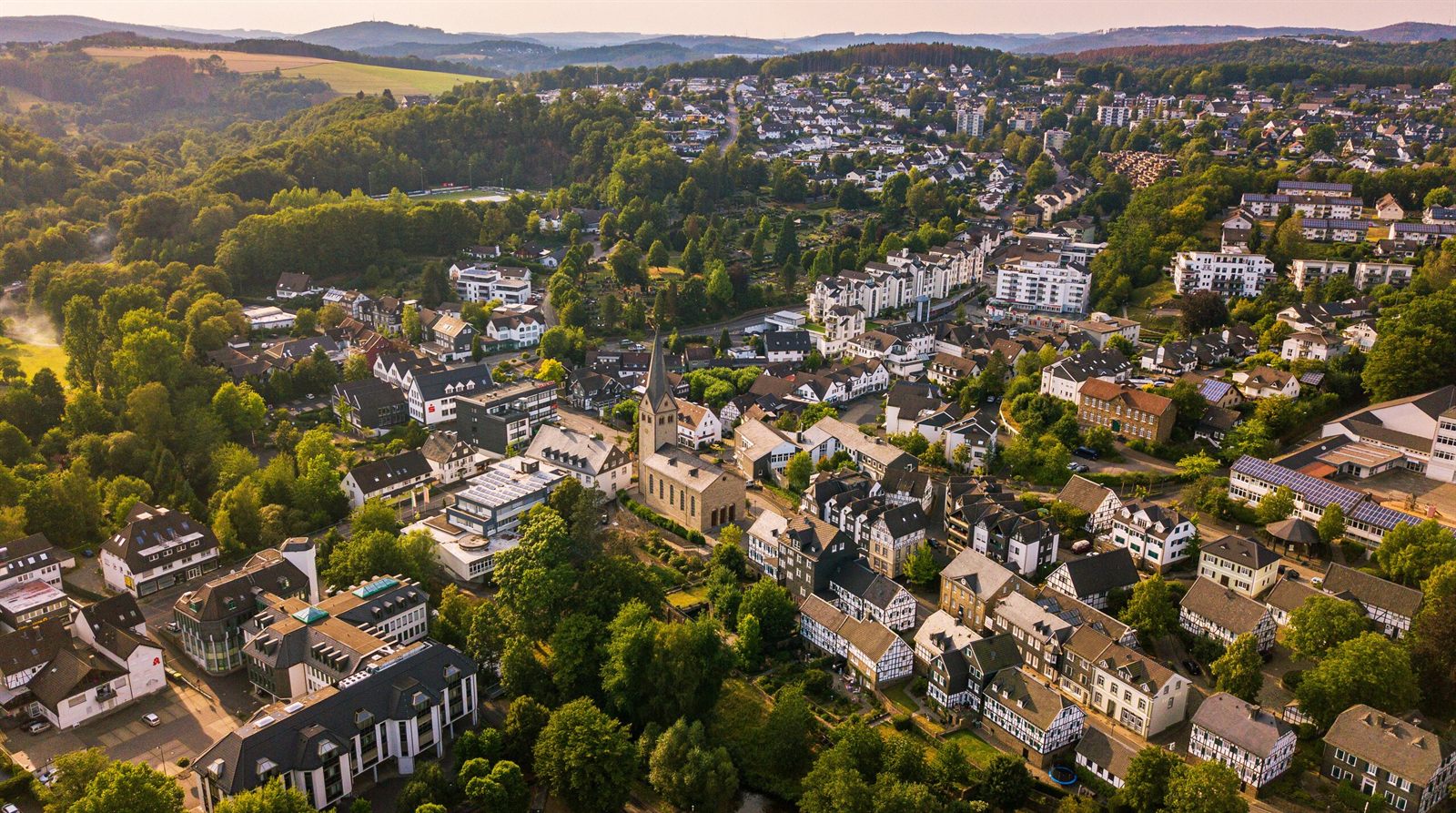 Luftbild von Wiehl im Oberbergischen Land mit Kirche und bewaldeten Hügeln